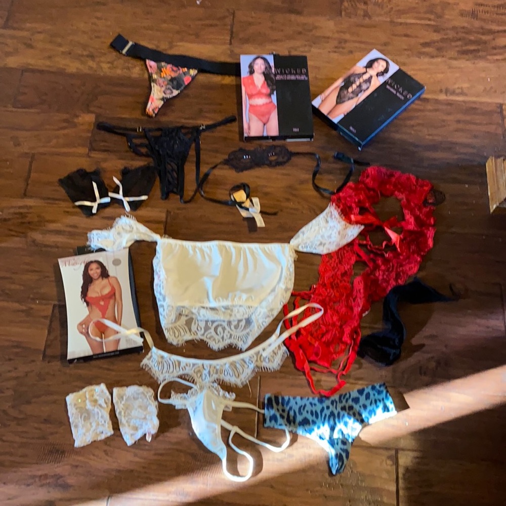 Various lingerie pieces size: XS/S